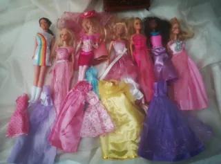 Lote de barbies y Vestidos