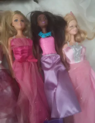 Lote de barbies y Vestidos