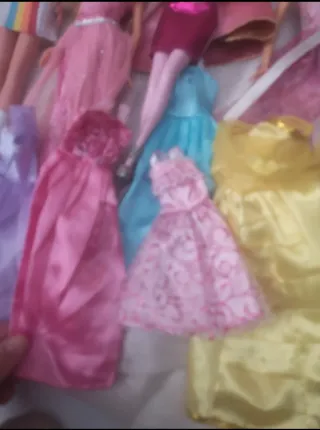 Lote de barbies y Vestidos