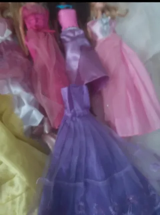 Lote de barbies y Vestidos