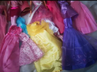 Lote de barbies y Vestidos