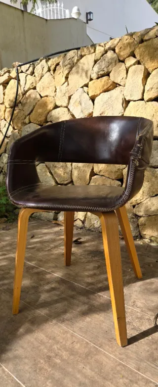 Sillas de cuero marrones con reposabrazos