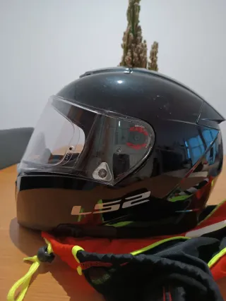 Casco de moto negro LS2