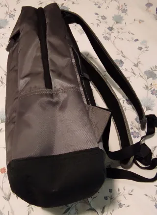 Mochila acolchada gris