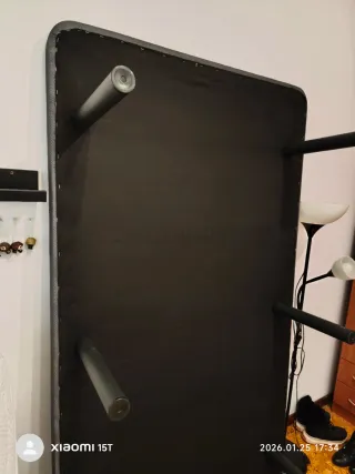 Base tapizada gris y negra con 6 patas