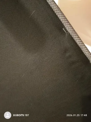 Base tapizada gris y negra con 6 patas