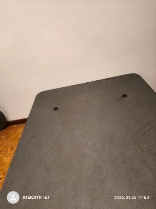 Base tapizada gris y negra con 6 patas