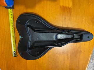 Sillín de bicicleta negro y turquesa