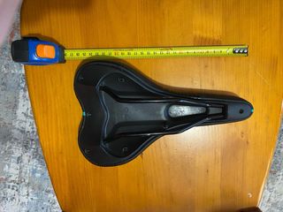 Sillín de bicicleta negro y turquesa