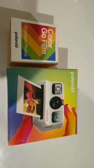 Cámara Polaroid Go + 16 fotos