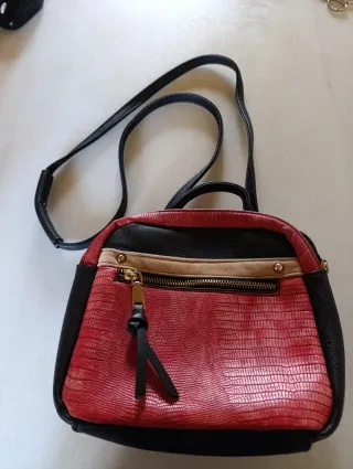 Bolso mochila negro y rojo