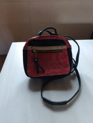 Bolso mochila negro y rojo