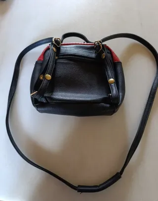 Bolso mochila negro y rojo