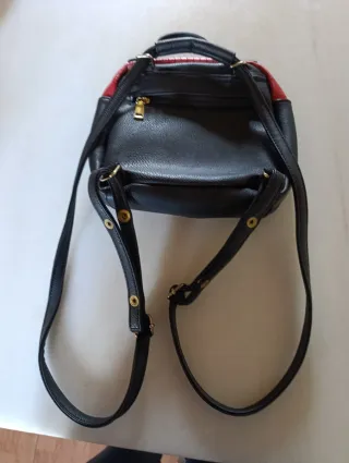 Bolso mochila negro y rojo