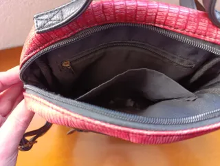 Bolso mochila negro y rojo