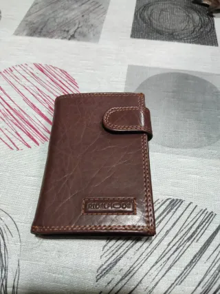 Cartera de piel sintética marrón