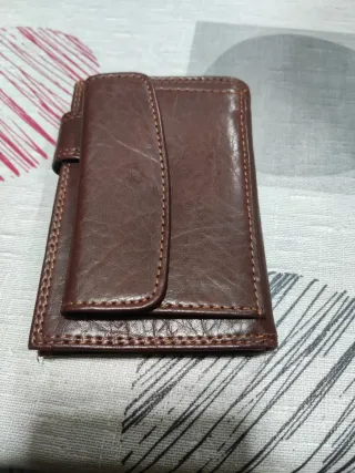 Cartera de piel sintética marrón