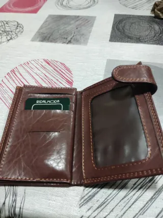 Cartera de piel sintética marrón