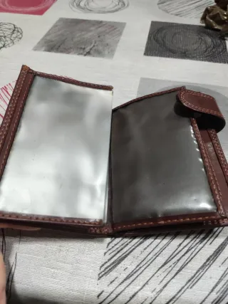 Cartera de piel sintética marrón