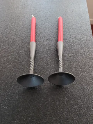 Pareja Candelabros Metal con Velas Rojas