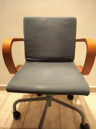 Silla giratoria para escritorio de madera y tela