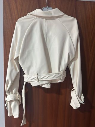 Chaqueta Beige Corta con Cinturón