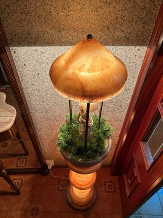 Lámpara de pie de piedra y cristal