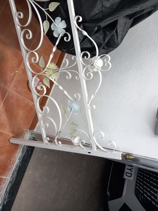 Cabecero hierro forjado flores y hojas. Cama niña.