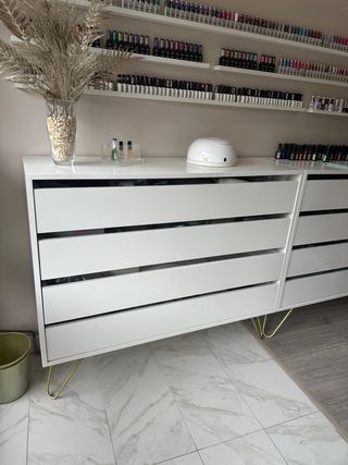 Cajonera blanca con patas doradas