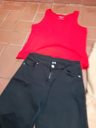 Lote Ropa Chico T-M/L: Camisetas y Pantalón