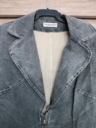 Chaqueta vaquera gris con solapas