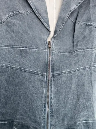 Chaqueta vaquera gris con solapas