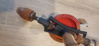 Taladro manual antiguo