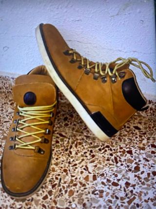 Botas de montaña marrones