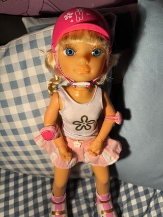 Nancy Patinadora con Casco y Protecciones.