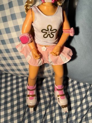 Nancy Patinadora con Casco y Protecciones.