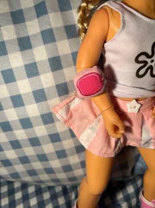 Nancy Patinadora con Casco y Protecciones.