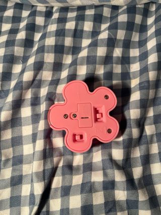 Nancy Patinadora con Casco y Protecciones.