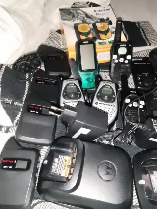 Lote de Walkie Talkies y Accesorios