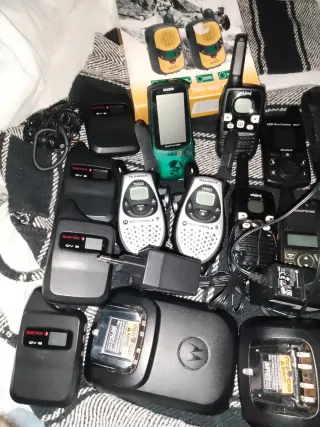 Lote de Walkie Talkies y Accesorios