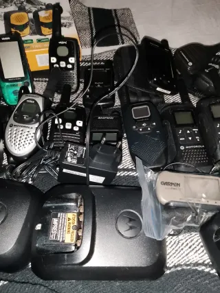Lote de Walkie Talkies y Accesorios
