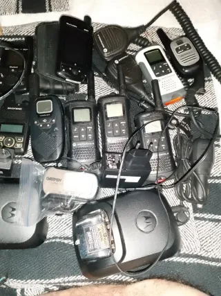Lote de Walkie Talkies y Accesorios