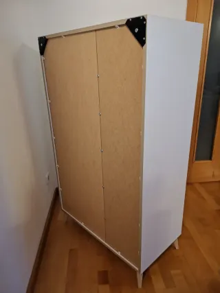 Mueble vertical madera y blanco