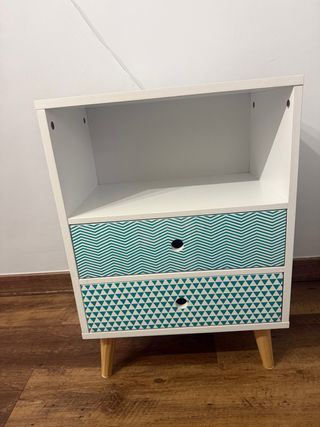 Mesita de noche blanca con diseño