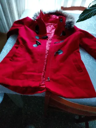 Abrigo rojo con capucha y pelo