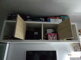 Estantería blanca con puertas de madera