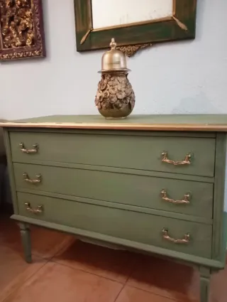 Cómoda verde y oro