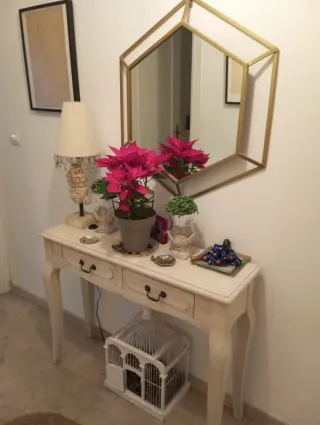 Mesa de entrada blanca decapada 2 cajones