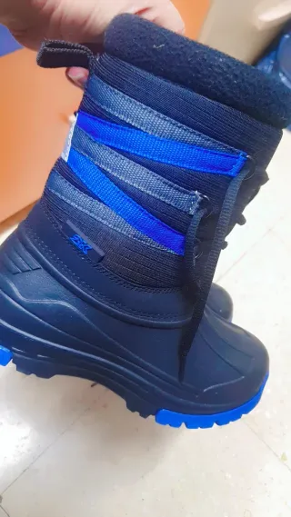 Botas de agua infantiles negras y azules