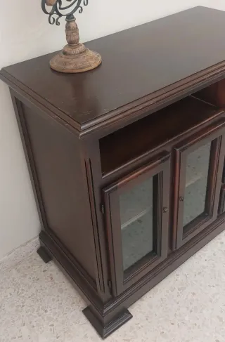 Mueble TV madera oscura con puertas cristal